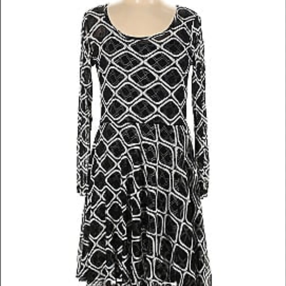 Chic Black and White Geometric Long Sleeve Dress [Silver by Lynn Ritchie] Medium
